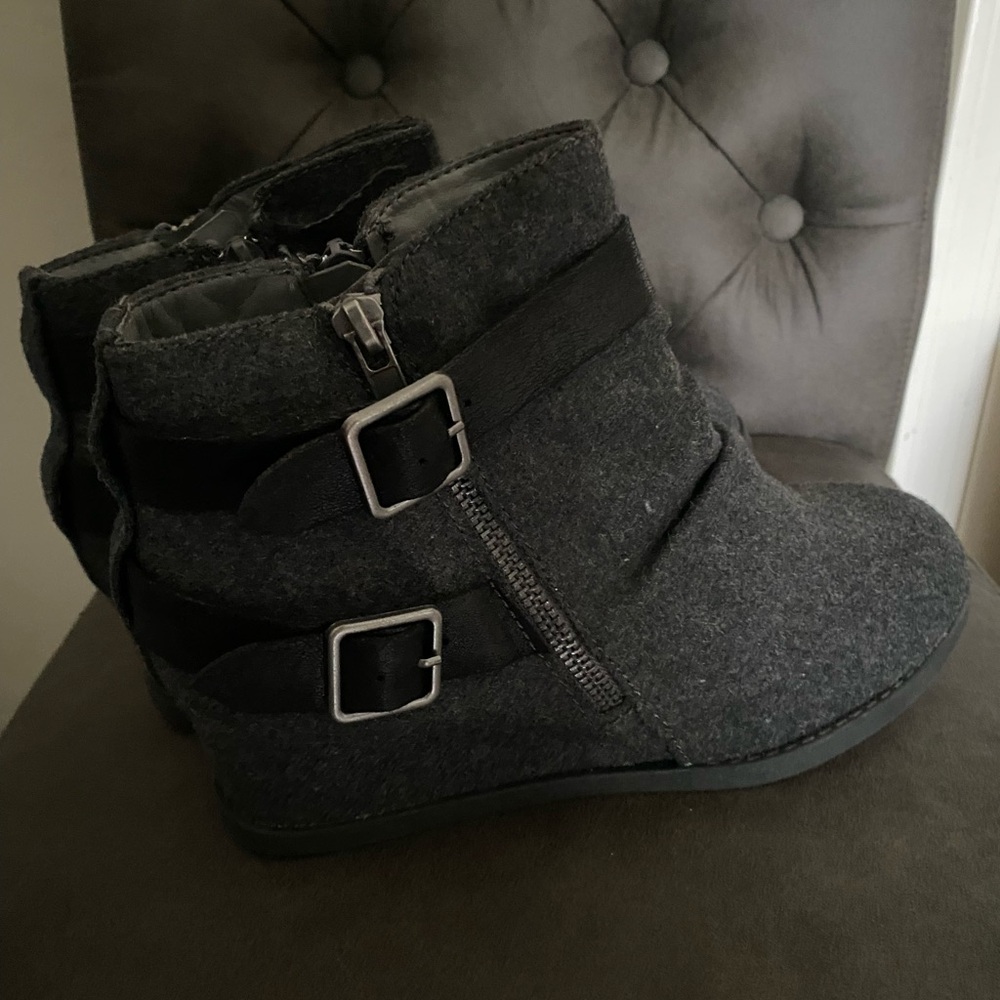 ✨🌸2/$25 Wedge Boot🌸✨